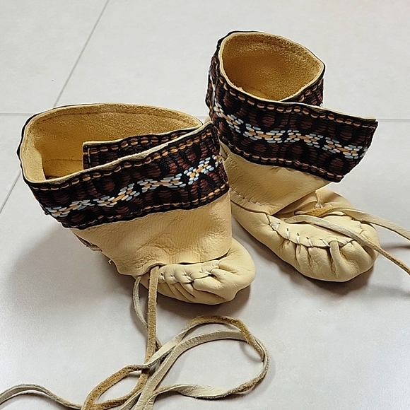 Hides in hand crafted in Canada 🇨🇦  Moccasins for Baby - Picture 6 of 7